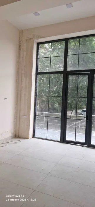 Аренда коммерции 50м² на Нукусской — потолки 4.5м, 1 этаж