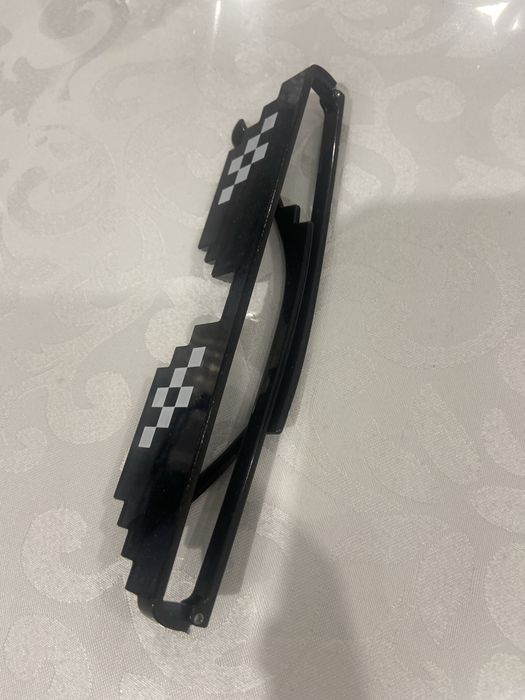 Пиксельные чёрные очки