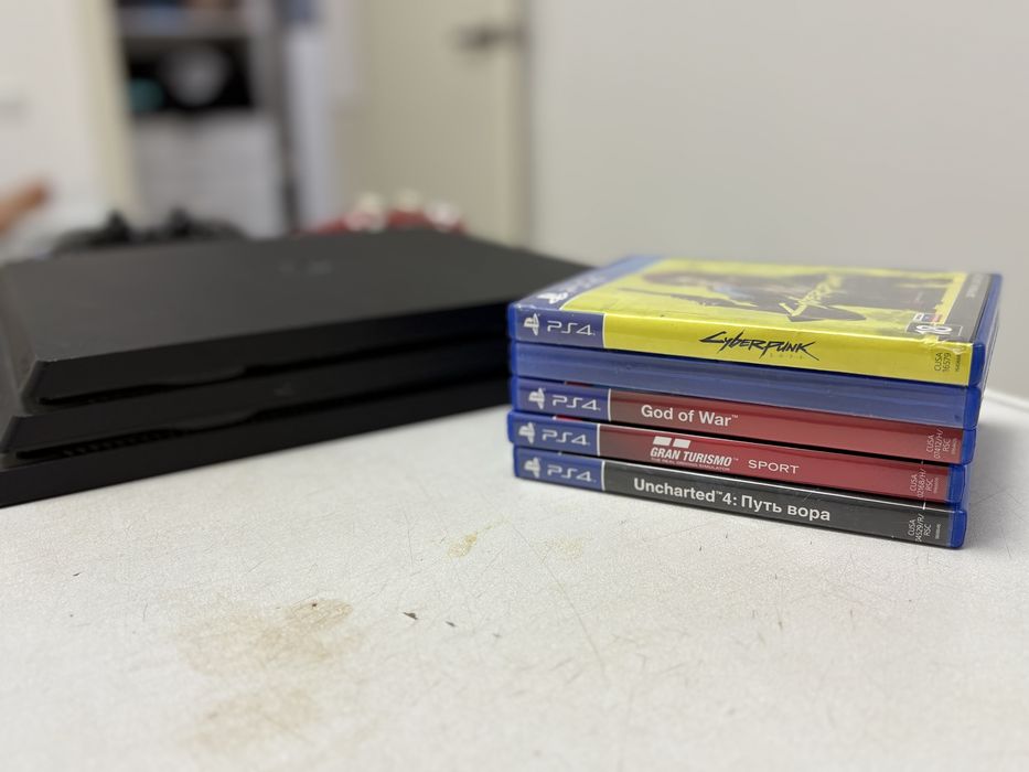 Продам PS4 в идеальном состояние