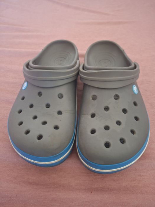 Vand crocs noi...