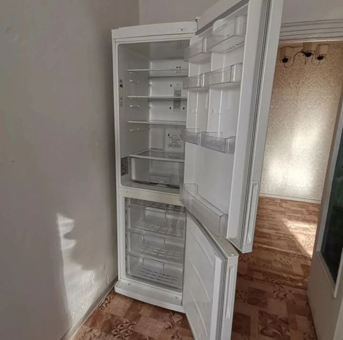Холодильник LG .