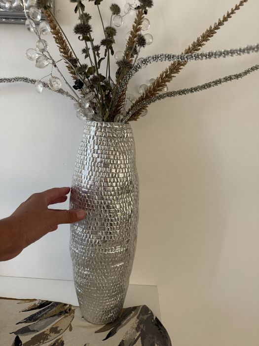 Vază mare decorativă argintie cu textură mozaic și crenguțe decorative