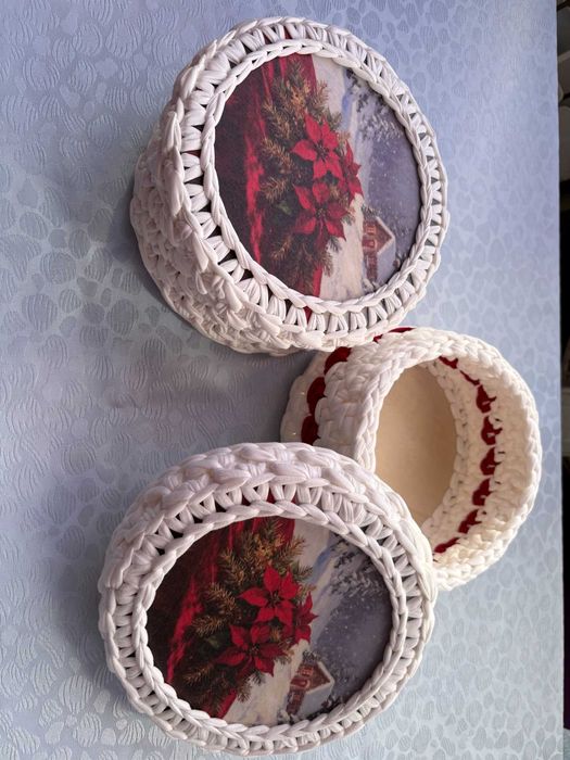 Ръчно изплетени коледни панерчета с капак