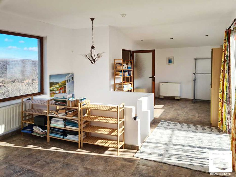 155075 Масивна къща с просторен двор в с. Любенци