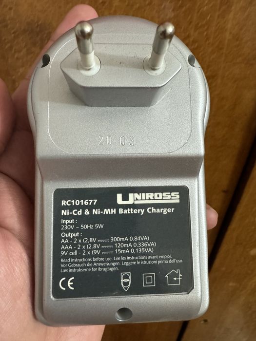 Универсальное зарядное устройство для батареек