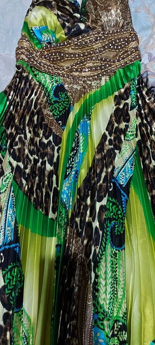 Платье яркое, нарядное