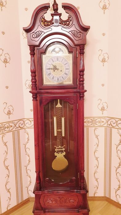 Часы напольные,деревянные.