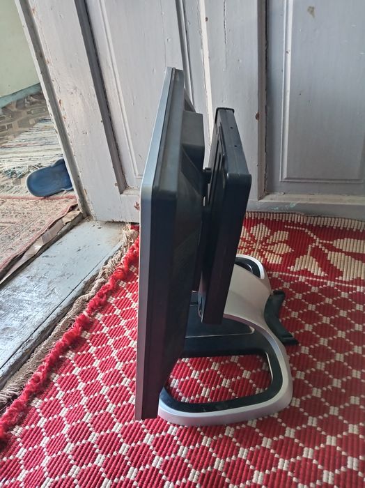 Vând monitor HP L1950g