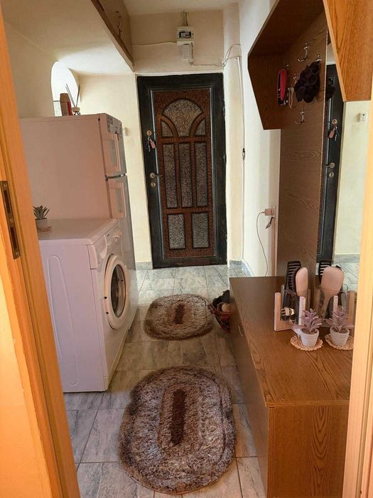 Se oferă spre vânzare un apartament cu două camere, situat în zona Micro 6.