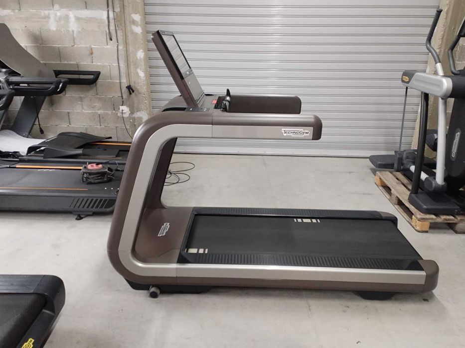 Бягаща пътека с Touch Screen дисплей TechnoGym Run Artis