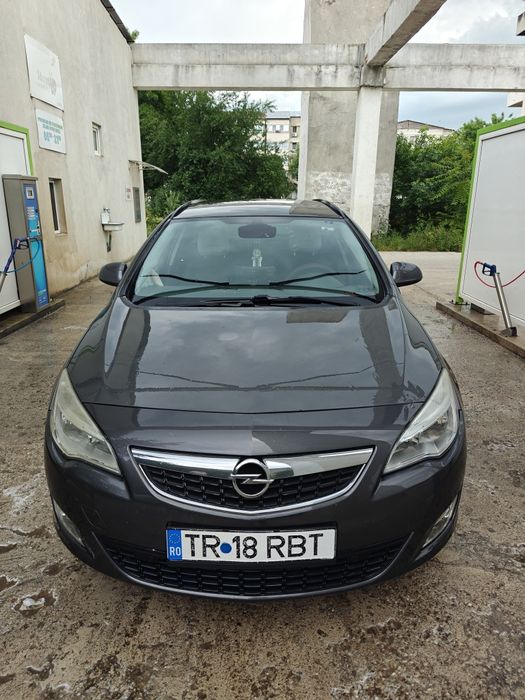 Vând Opel Astra J sport tourer 1.7  2011