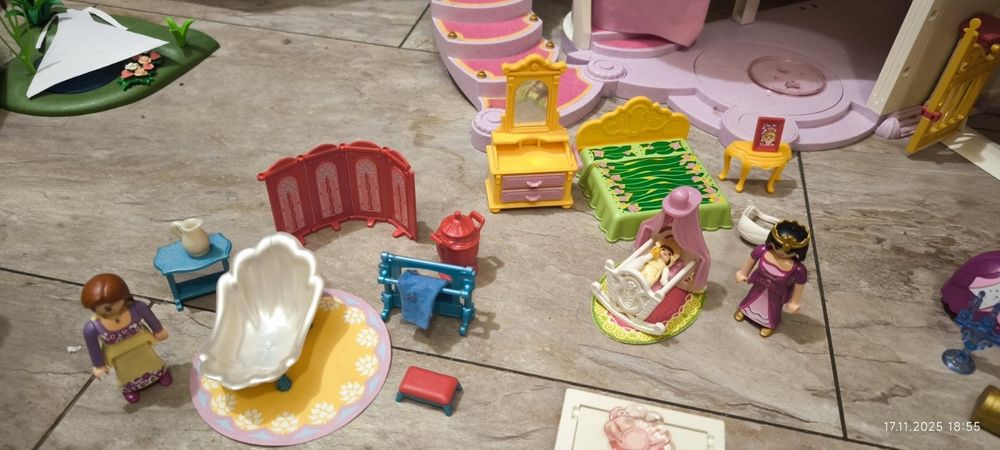Playmobil  замък с обзавеждане и придворни