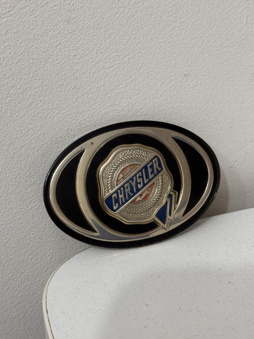 Значок Chrysler на руль.