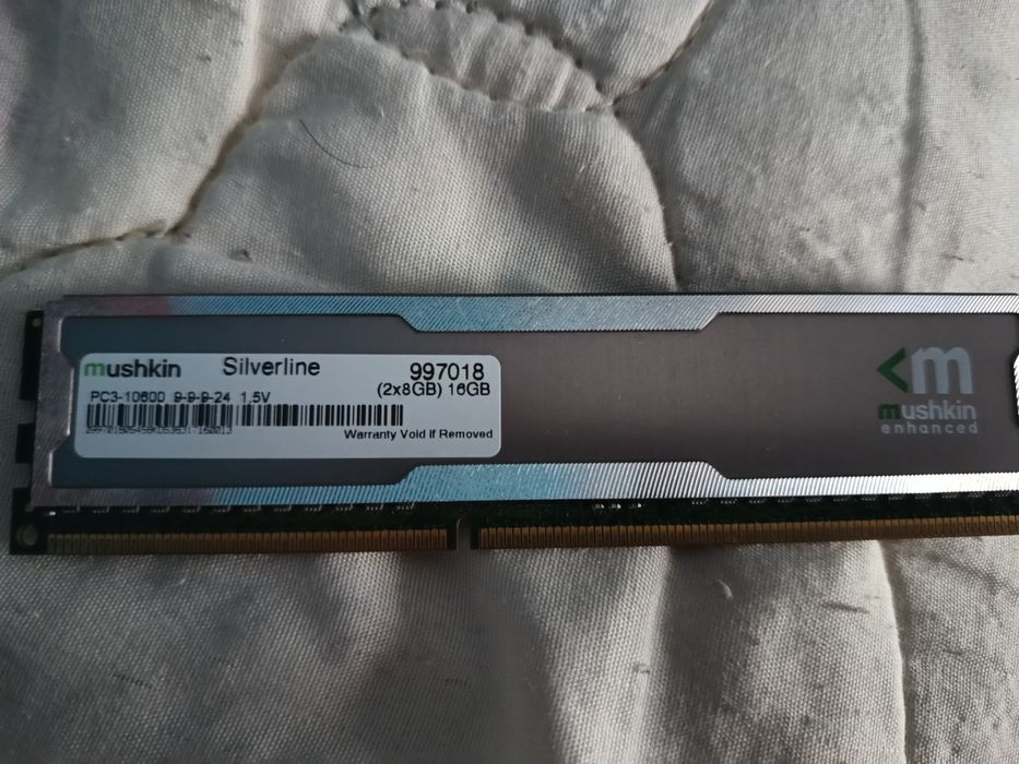 Vând plăcută de RAM DDR3