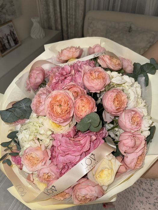 букет из объемных гортензии и роз