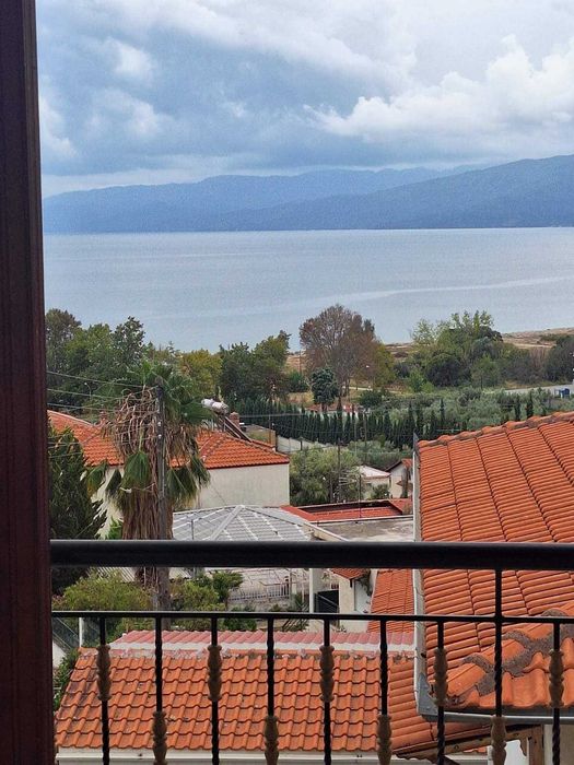 Продава триетажна къща 120 м2 с двор 280 м2 в Аспровалта, Гърция