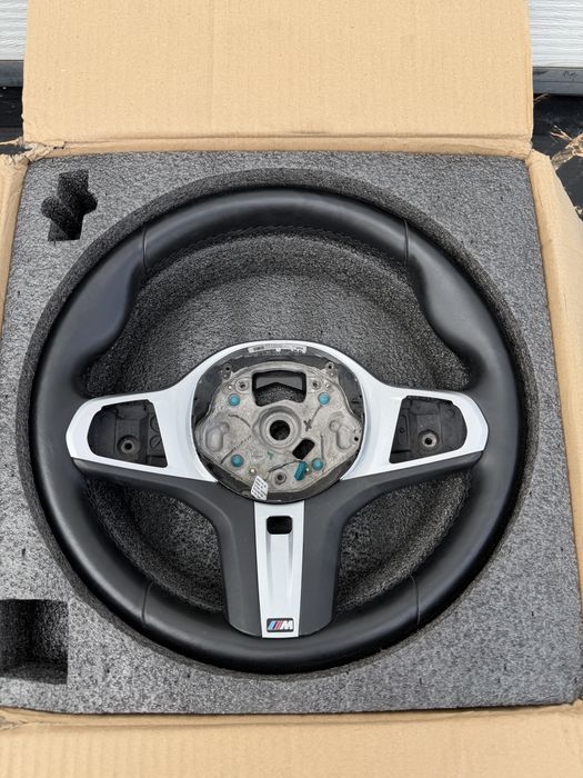 Оригинален BMW M волан за M8 F91