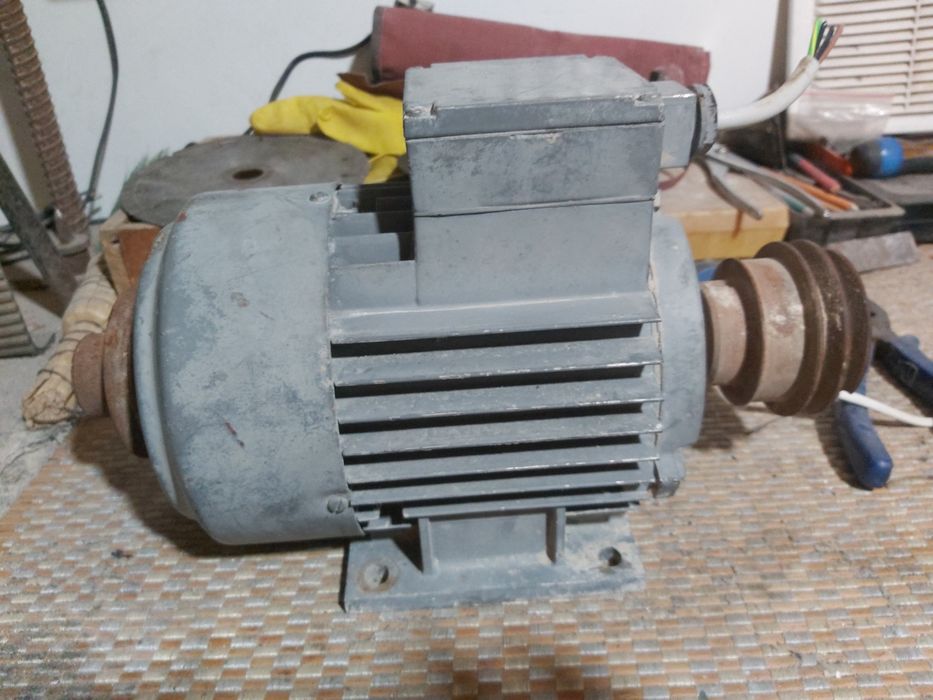 Продам двигатель на 380,баллоны разные