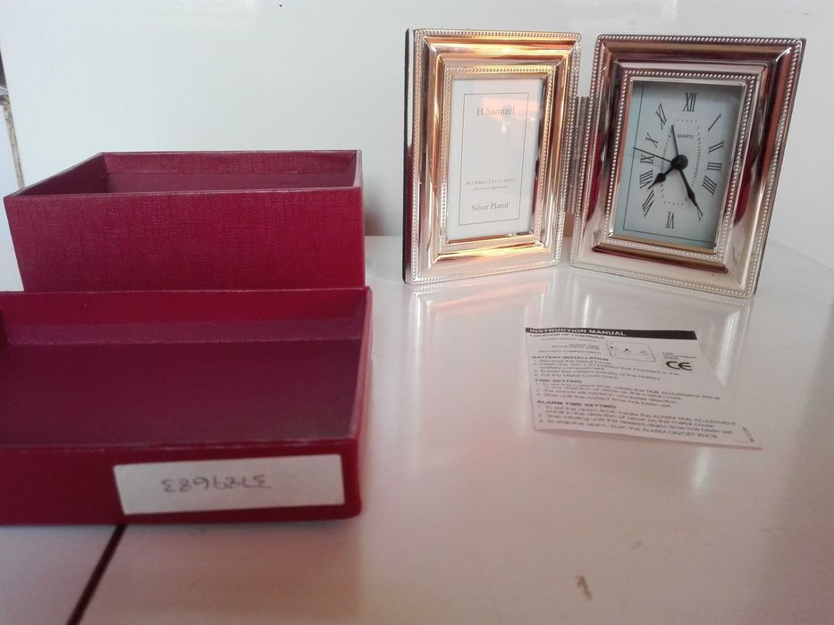 Настолен часовник и макет на часовникова кула.