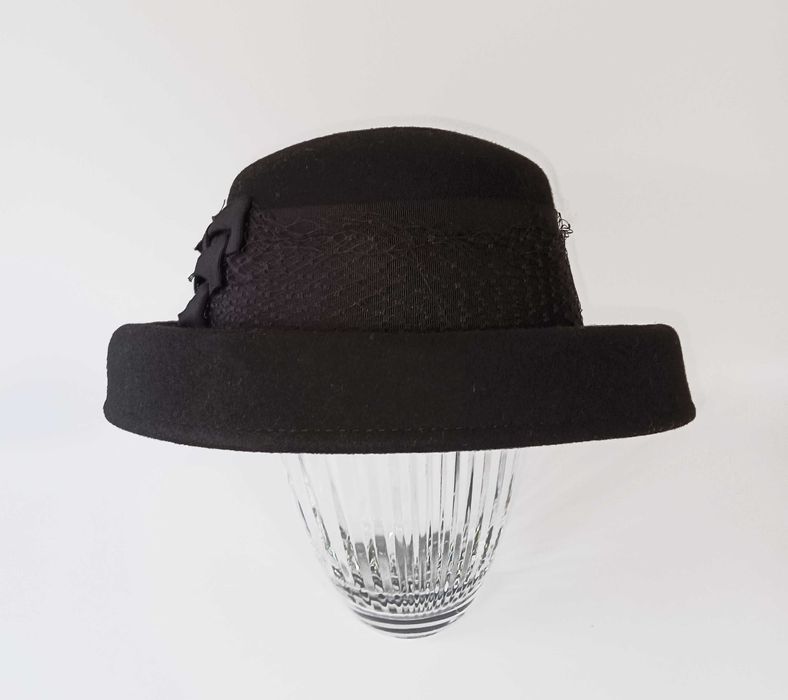Елегантна дамска черна зимна шапка с широка периферия, 100% вълна