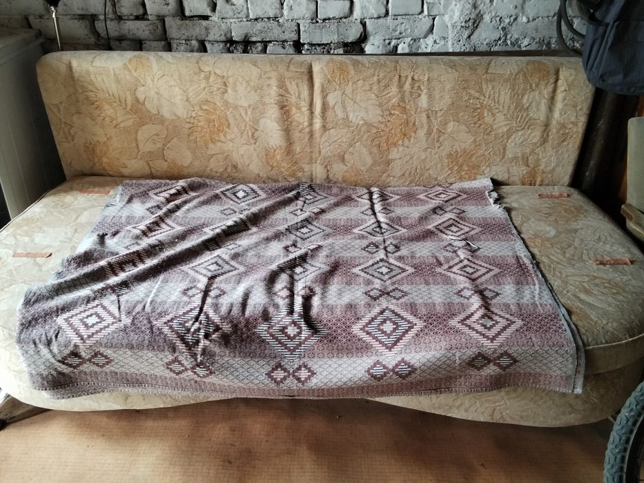 Продам диван бу. На перешивка. Целый