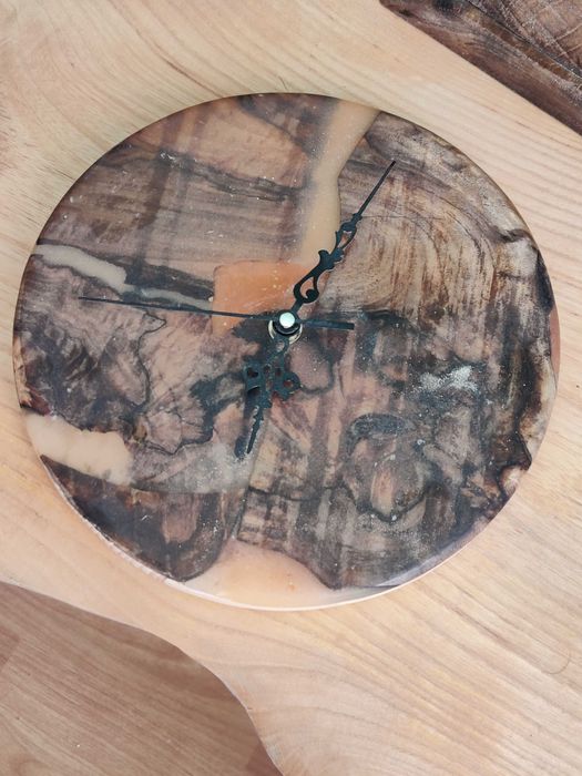 Часовници от дърво и епоксидна смола