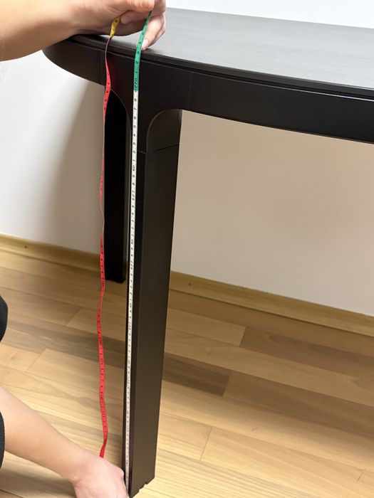 Birou Ikea Bekant negru-maro semi-rotund, cu organizator cabluri bonus