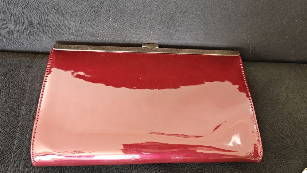 Дамска чанта от лак и златно закопчаване