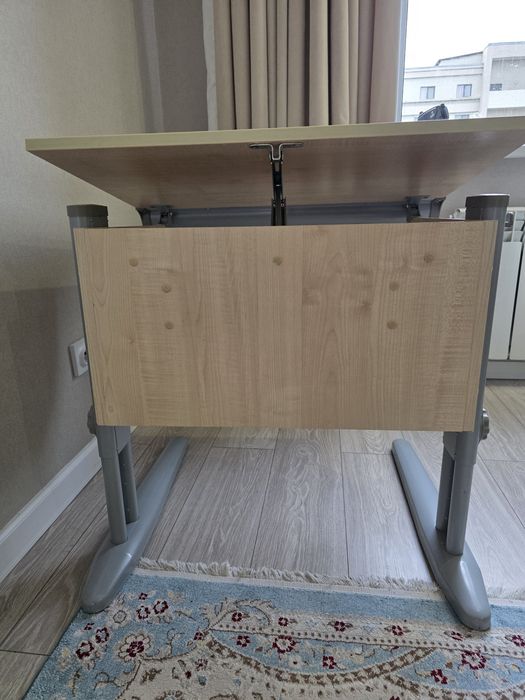 Стол- трансфомер для школьника.