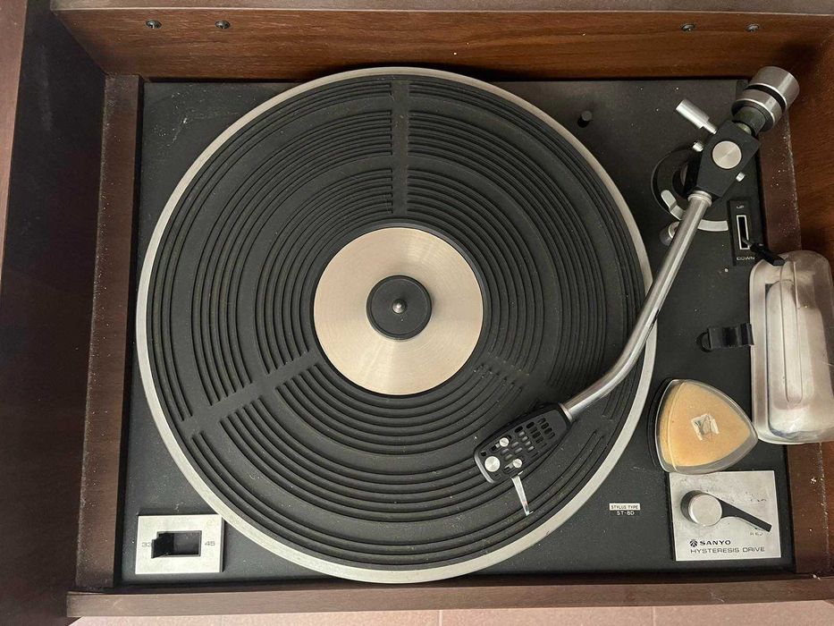 Висококачествена винтидж аудио система с грамофон Sanyo