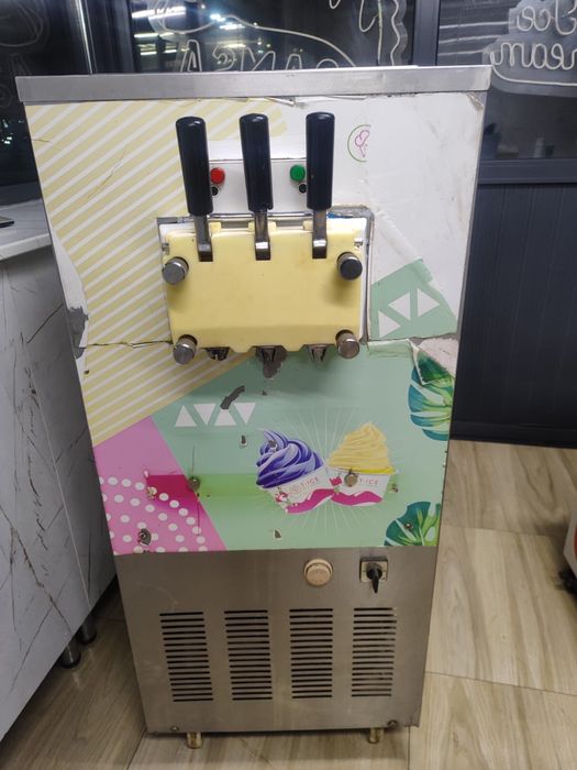 Продается фризер для мороженого.