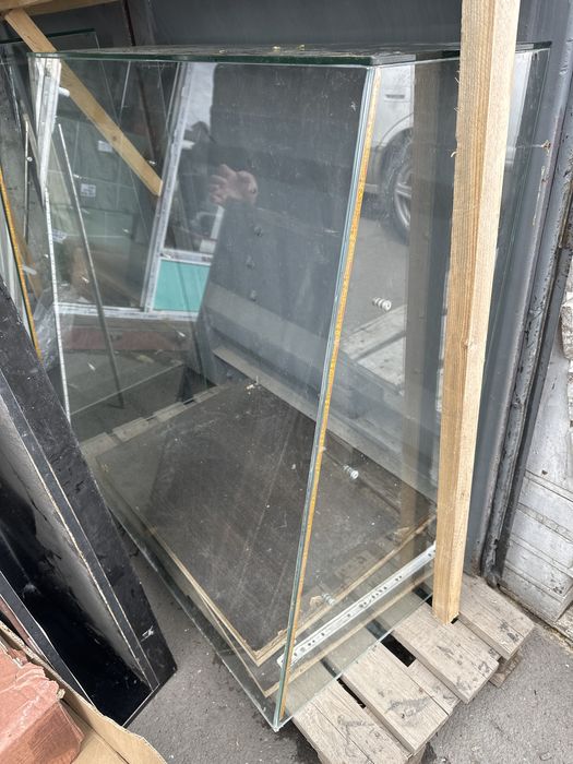 Ветрина стеклянный