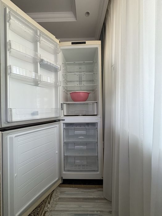 Холодильник LG бежевый