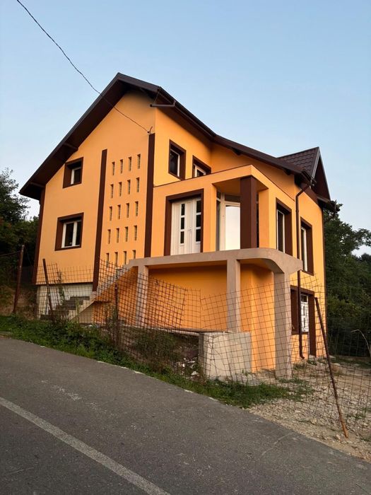 De vanzare casa zona pucioasa