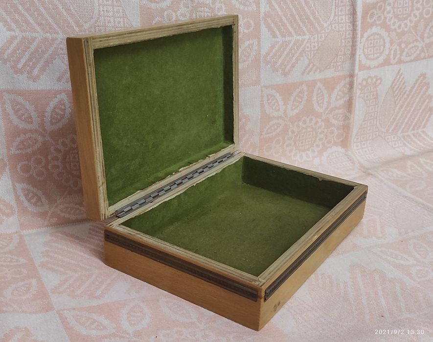 Шкатулка для украшений с чеканкой.