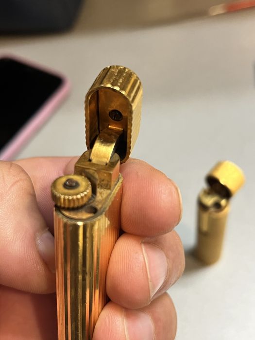 Două brichete defecte