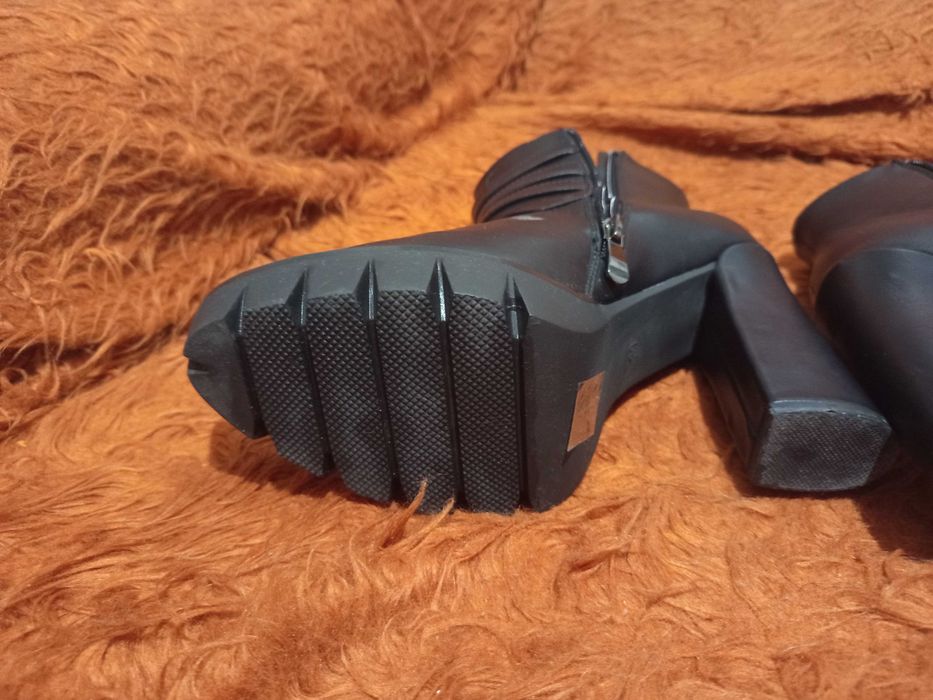 Дамски боти с висок ток