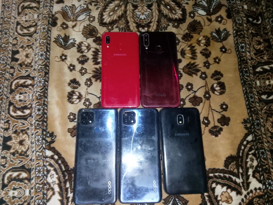 Продаю телефон .