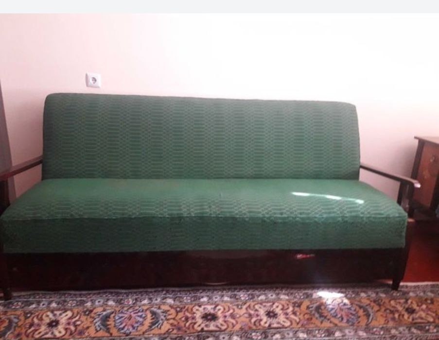 Mobilier : dulap, canapea extensibilă și masă extensibilă