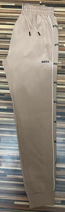 Vând compleu nou de bărbați Boss