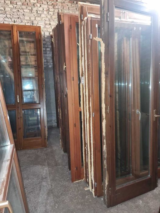 Над 100 различни бройки висококачествена италианска дървена дограма