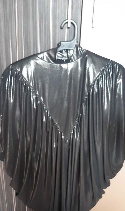 Чисто нова лъскава блуза тип прилеп