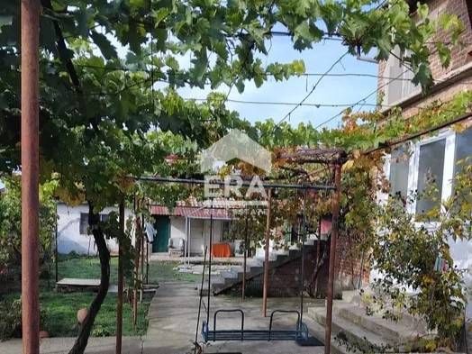 Двуетажна къща в село Славяново