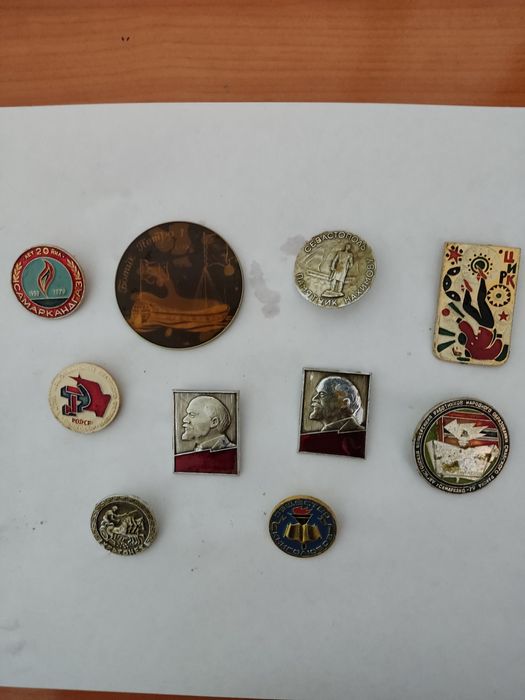 Редкие значки советской эпохи.