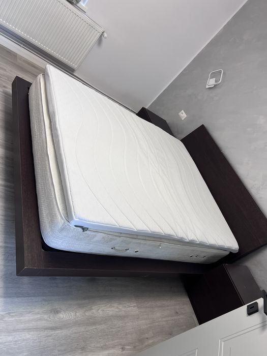 Vand set dormitor pat, noptiere si comoda TV