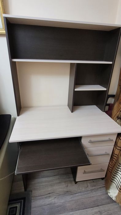 Письменный стол.