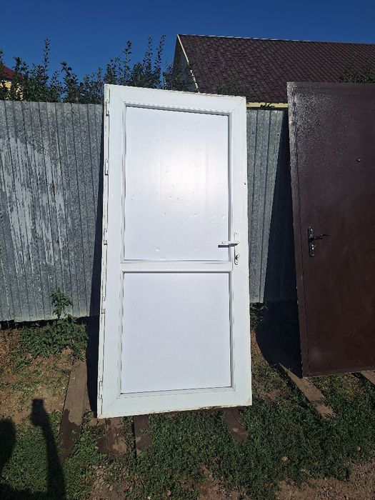 Продам пластиковую дверь