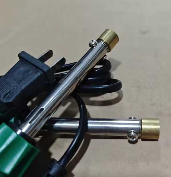 Инструмент за правене на дупки при презареждане на тонер касети