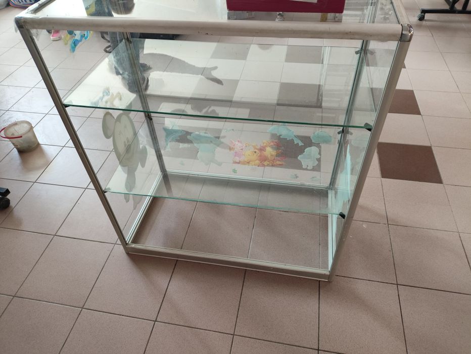 Стеклянный шкаф,