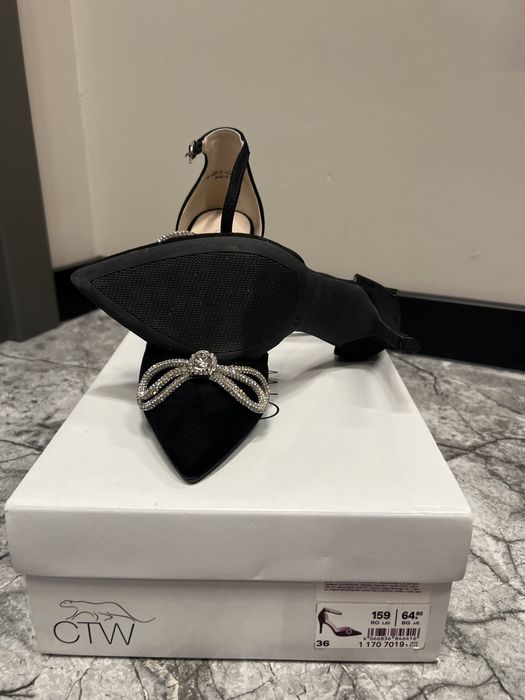 Черни токчета с пандела